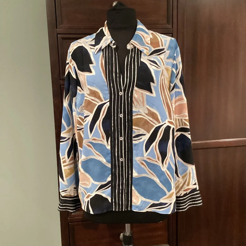 NIC+ZOE Button Front Blouse with bold tropical blue & tan botanical print. EUC - Picture 5 of 9